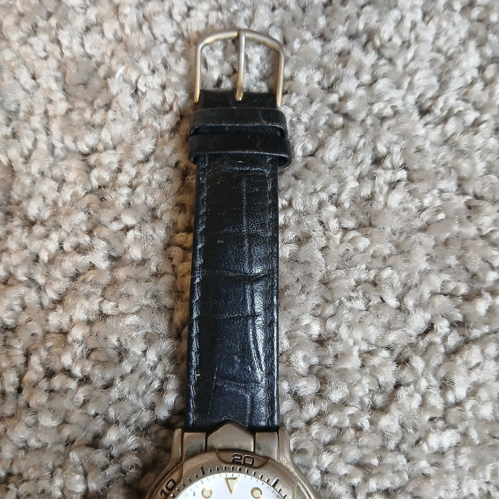 Vintage Guess Watch Professional 200 Meters for Women Water Resistnant Black - Picture 5 of 9